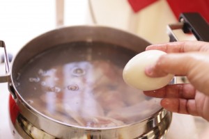 卵を鍋に入れる
